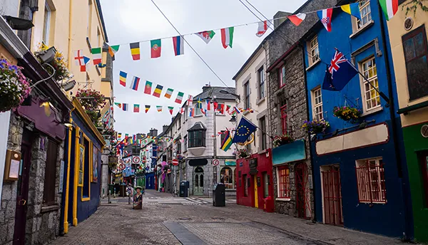 Rue de la vieille ville décorée de drapeaux pour la semaine culturelle